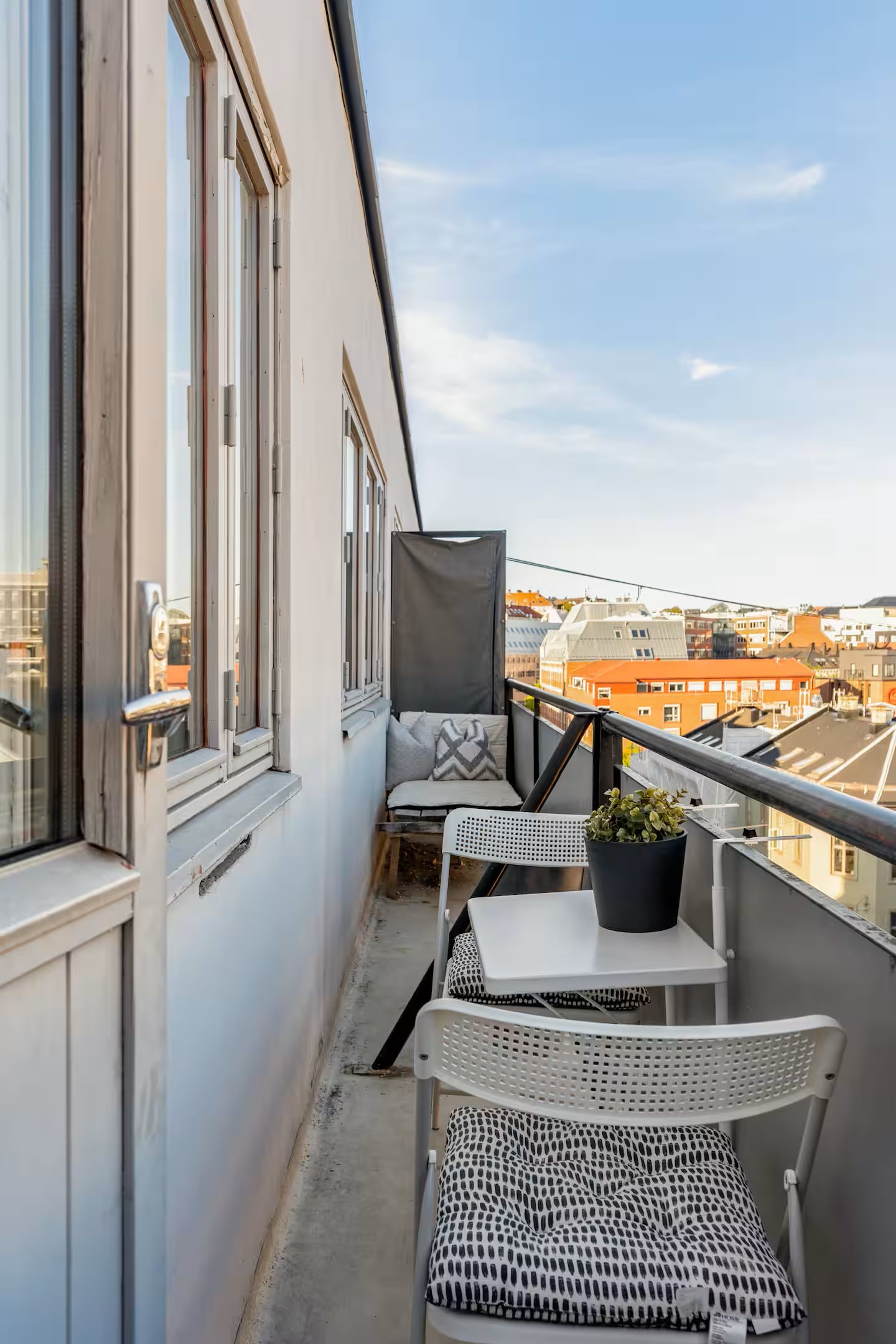 Brannbalkong med gode solforhold, utstyrt med solseng og cafébord